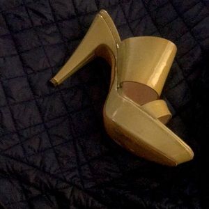 Dress shoes for any style looks more like tan then green